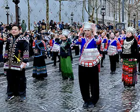 No. 15 — 当火马年庆典席卷香榭丽舍大街