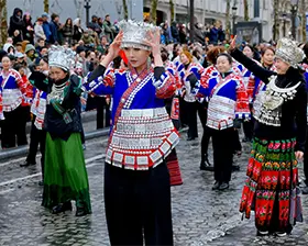 No. 16 — 当火马年庆典席卷香榭丽舍大街