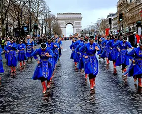 No. 19 — 当火马年庆典席卷香榭丽舍大街