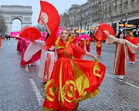 No. 30 — 当火马年庆典席卷香榭丽舍大街