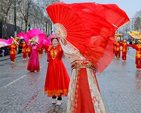 No. 32 — 当火马年庆典席卷香榭丽舍大街