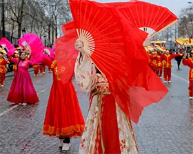 No. 34 — 当火马年庆典席卷香榭丽舍大街