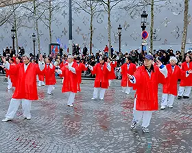 No. 35 — 当火马年庆典席卷香榭丽舍大街