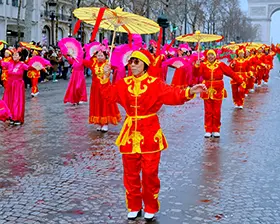 No. 42 — 当火马年庆典席卷香榭丽舍大街