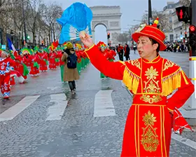 No. 43 — 当火马年庆典席卷香榭丽舍大街