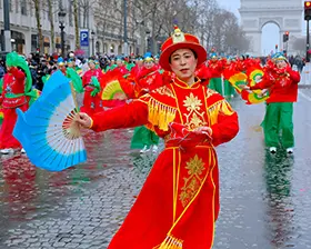 No. 46 — 当火马年庆典席卷香榭丽舍大街